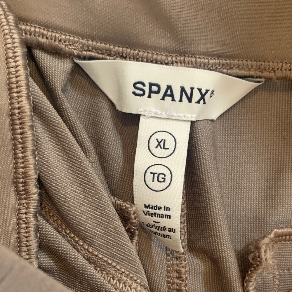 SPANX Woman’s Tan Cargo Pants Like New - Picture 2 of 9